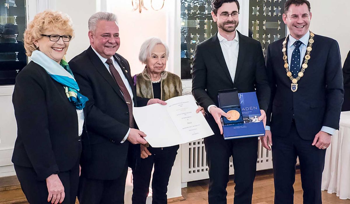 Familie Fink bei der Verleihung der Stadtplakette zum Jubiläum